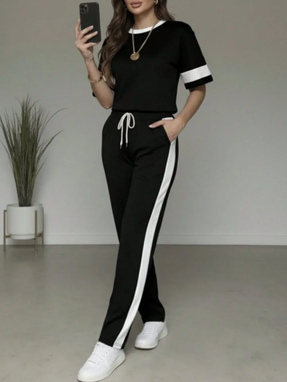 Black Casual Women's Contrast Color Round Neck Short Sleeve Top & Pants set